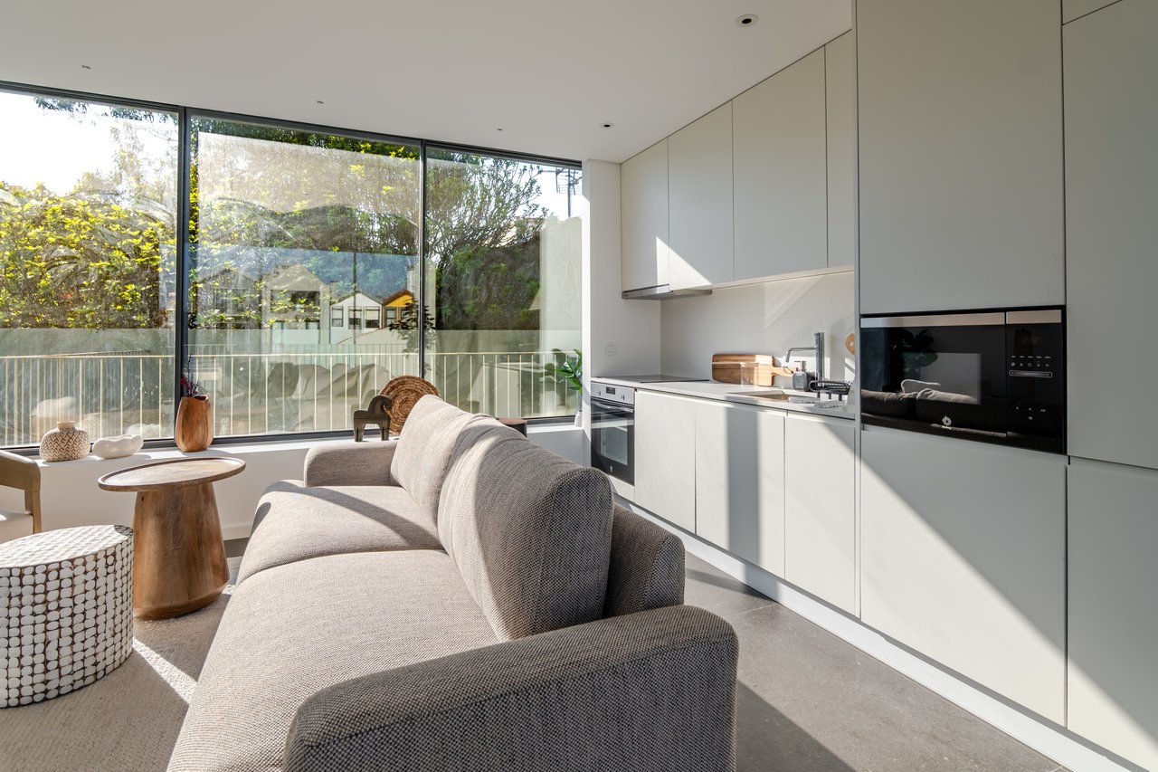 Modern 2-Bedroom Apartment with Expansive Private Terrace & Sort-term Rental (AL) License in Central Porto