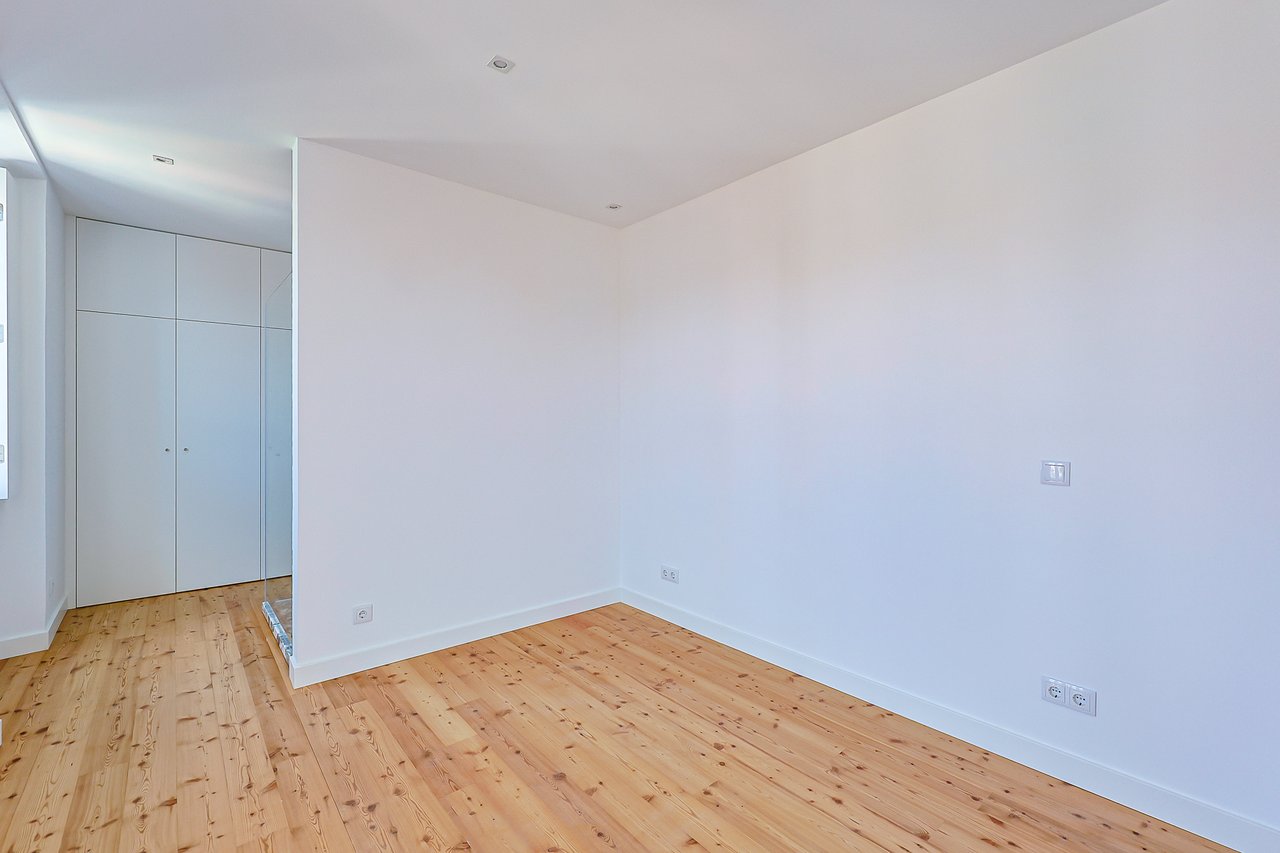 3-BDR Duplex with Sea View, Balcony & Private Lift in Monte Estoril