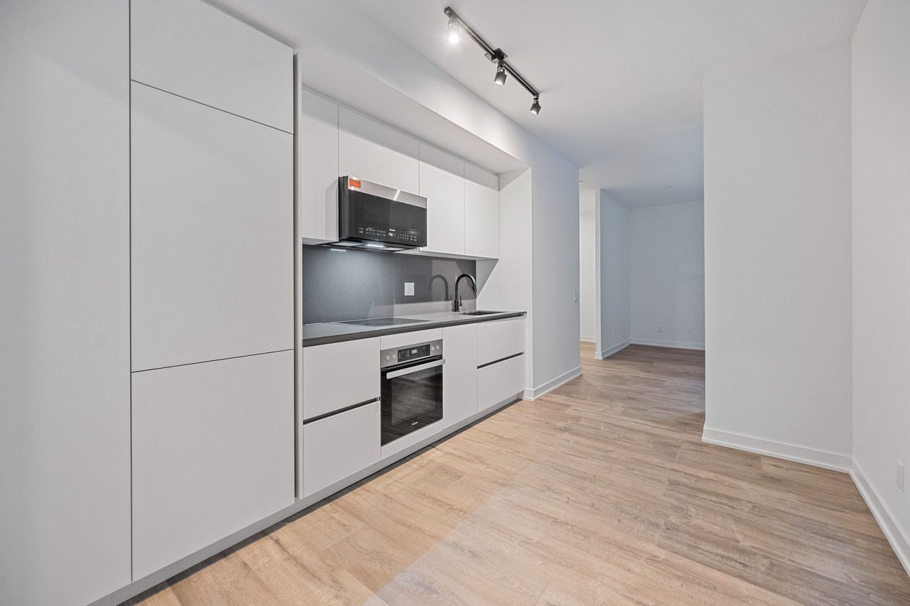 327 King Street W Unit: 302