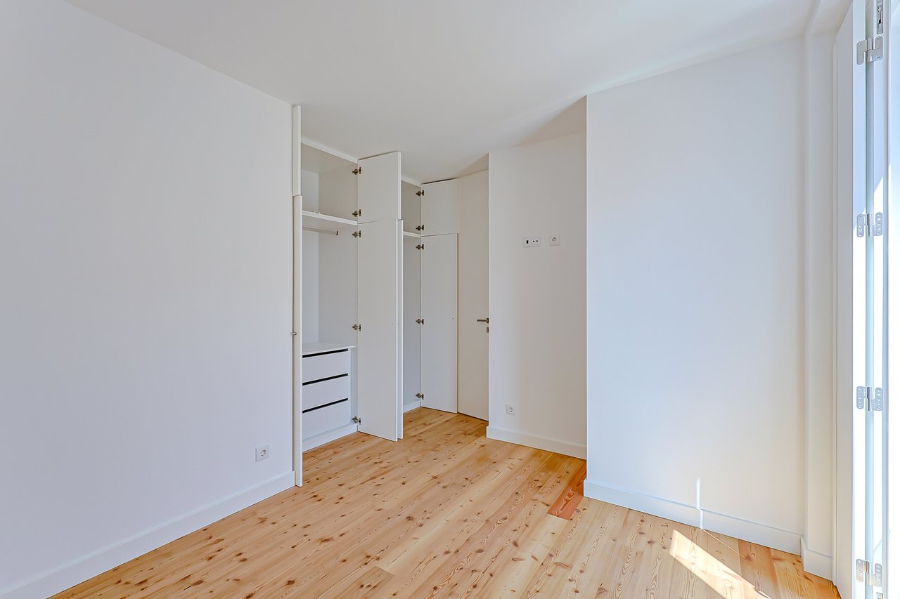 3 Bedroom Duplex with Sea View, Balcony & Private Lift in Monte Estoril