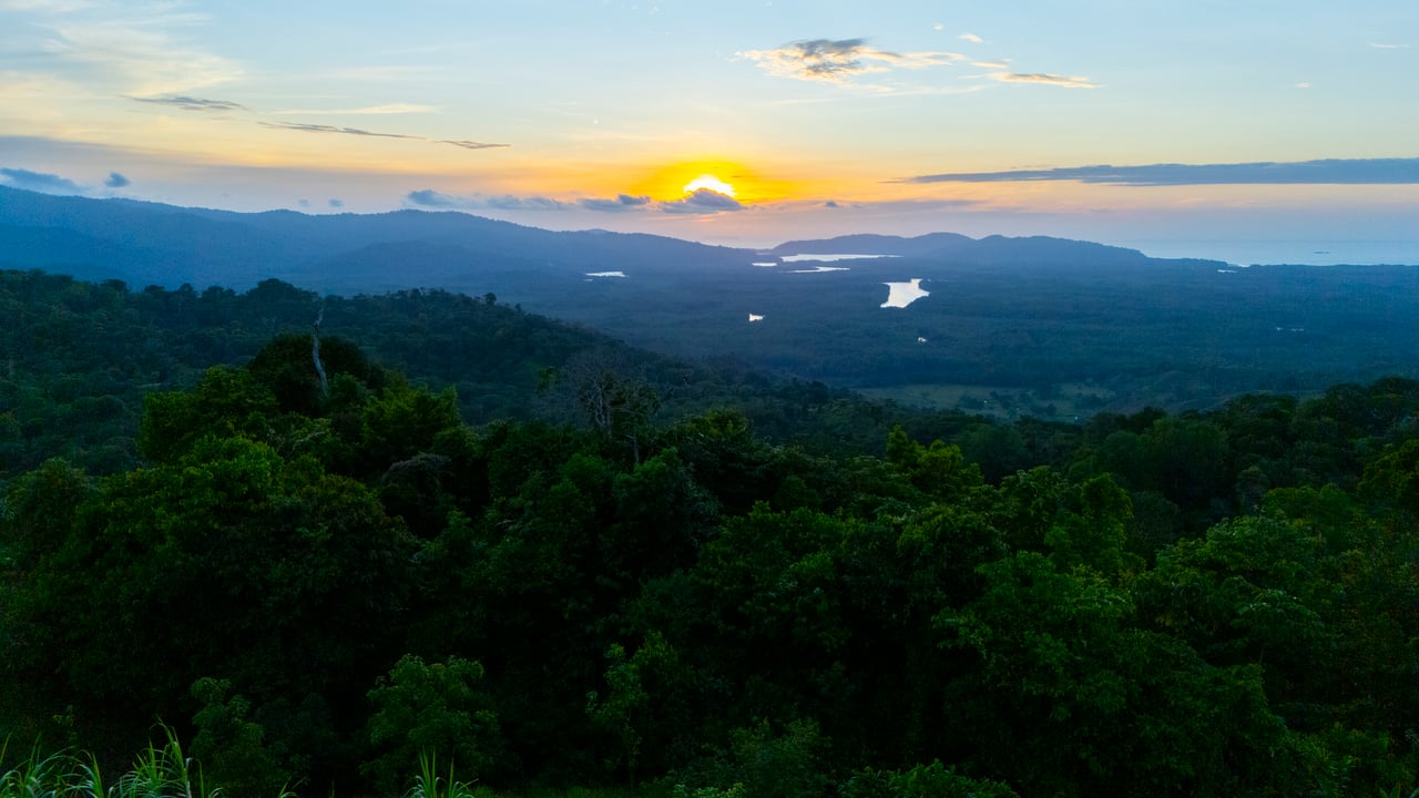 67 acres development (15 titled lots) with breathtaking views in Sierpe