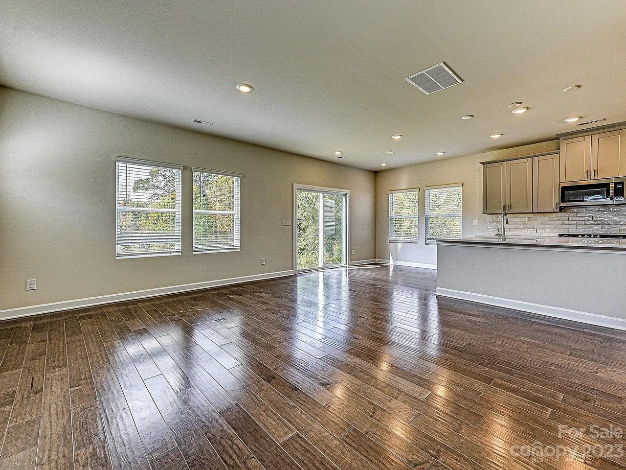 664 Citriadora St
