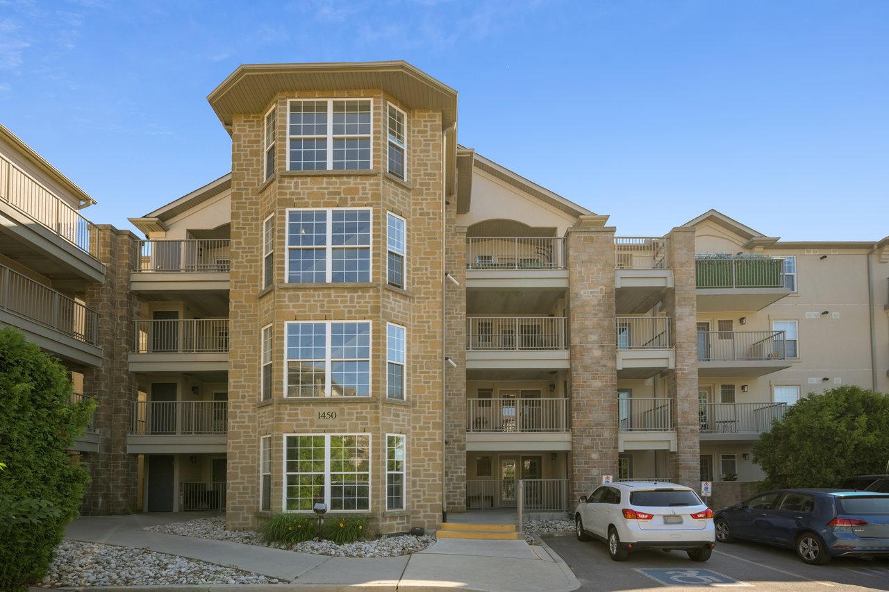 Upgraded 1 Bed+ Den Suite Overlooking Ravine