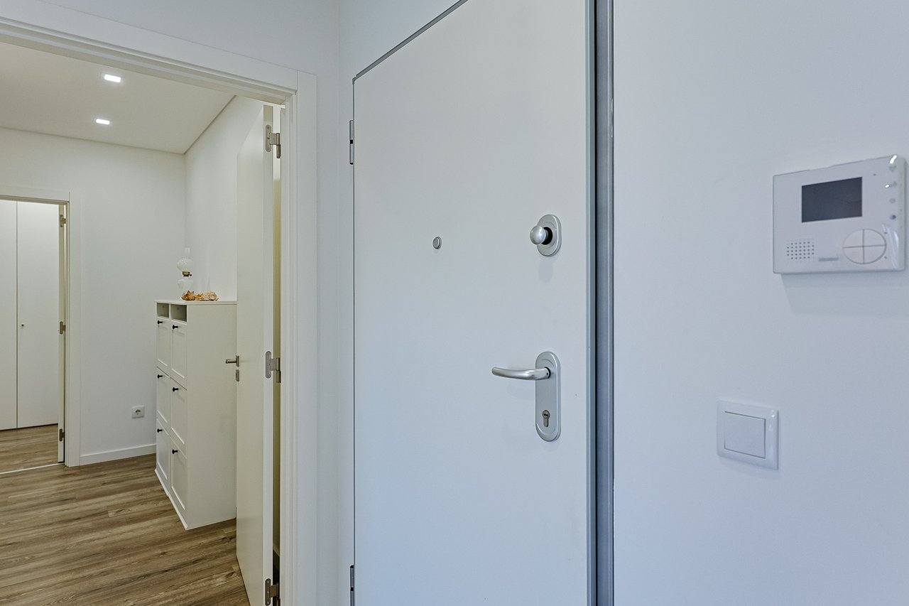 Modern 2-Bed, 2-Bath Apartment in Central Marinha Grande – Near Nazaré