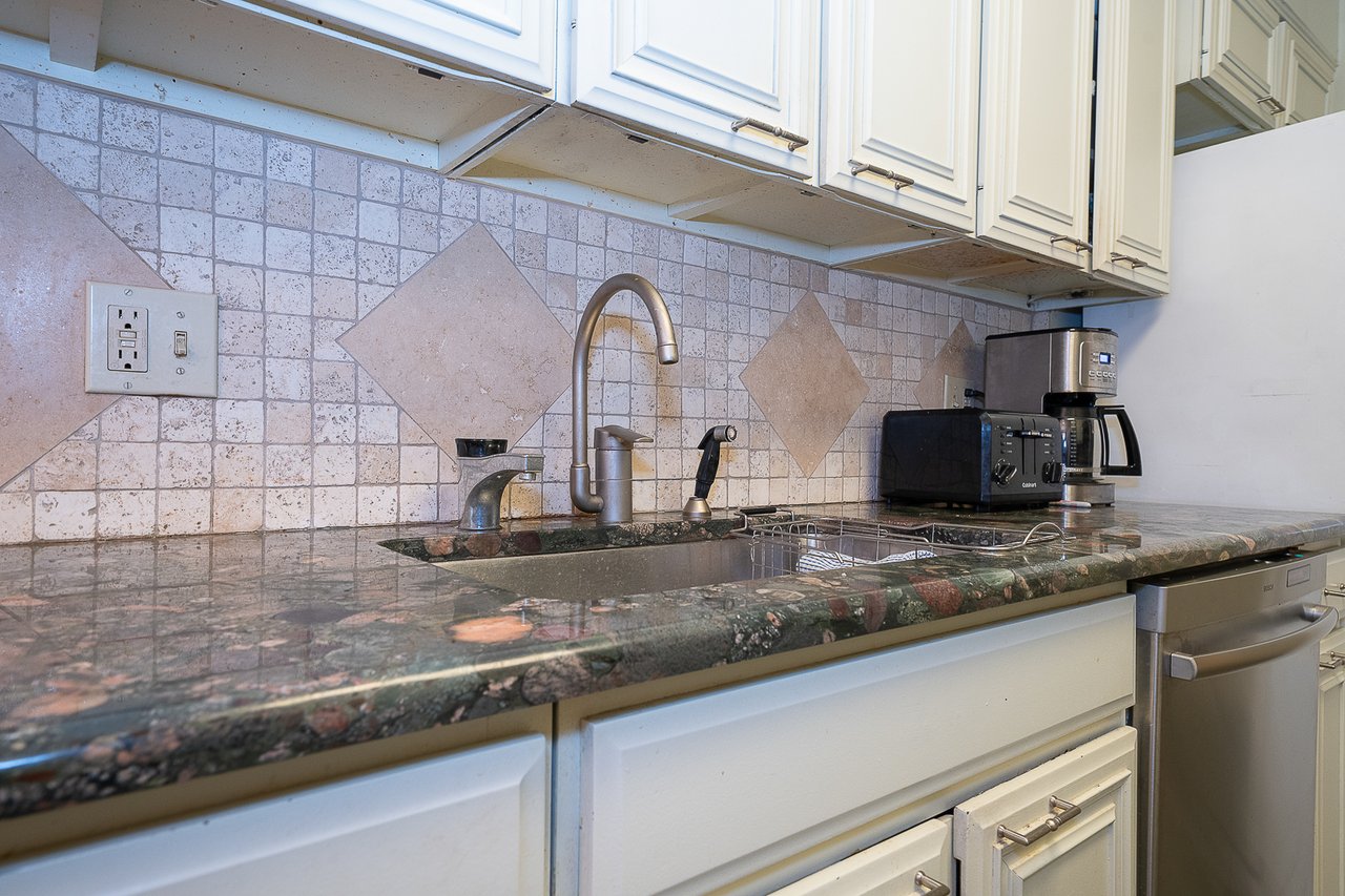 Price Improvement!!! Fab 3 bed 2.5 bath Main Line Condo