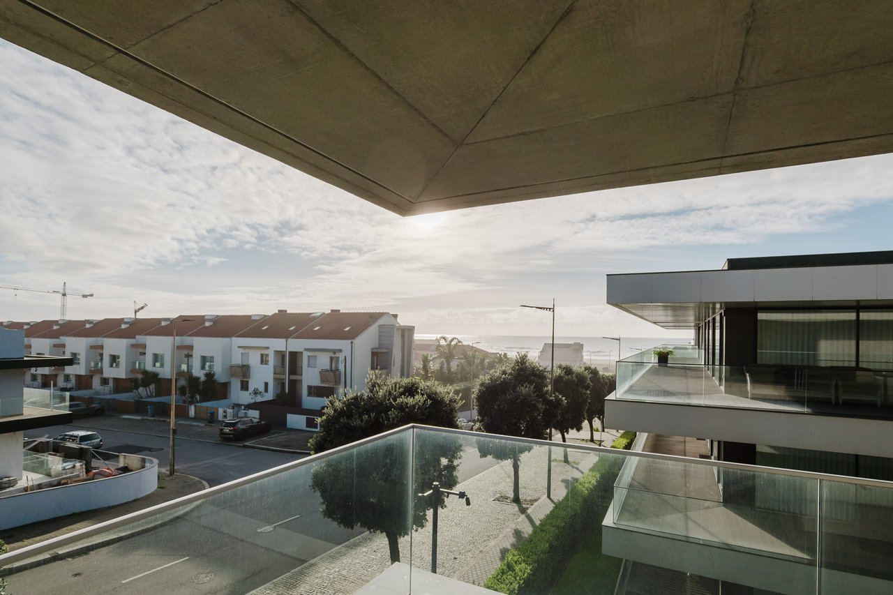 Luxurious 4-Bedroom Sea-View Apartment with Expansive Terrace and Parking in Vila Nova de Gaia