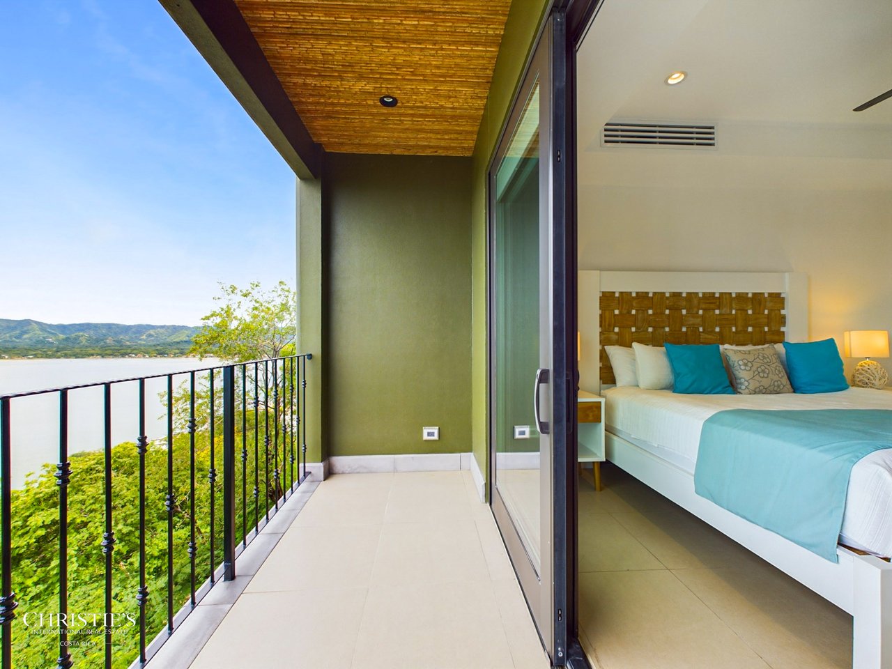 360 - 310 Splendor Penthouse