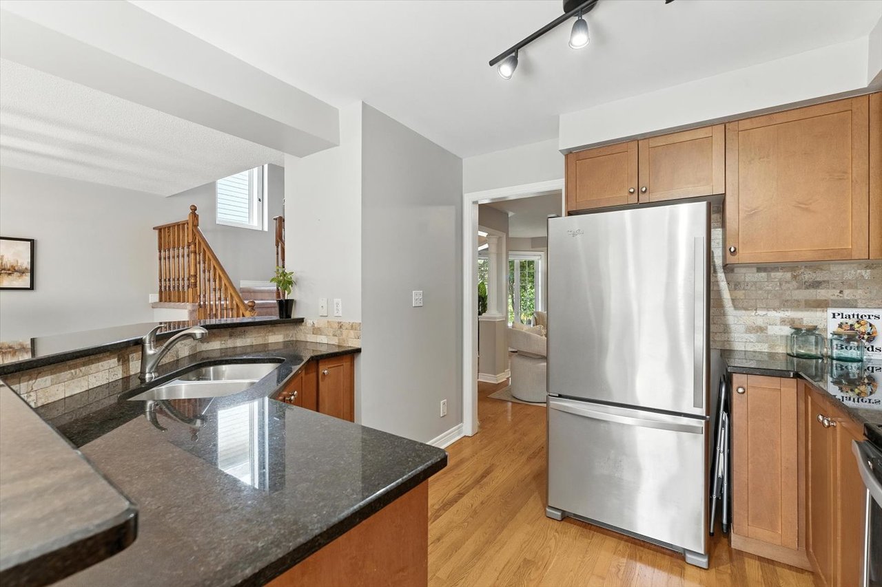151 Mowat Cres