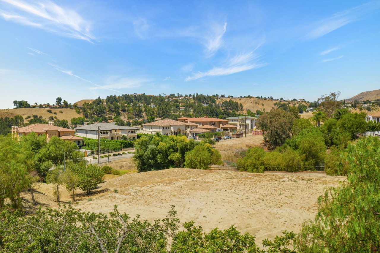 18149 Knoll Hill
