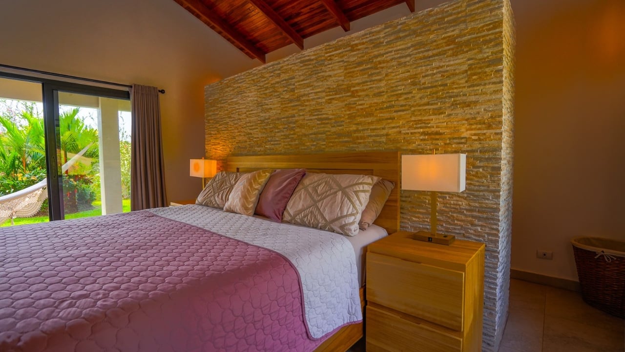 Stunning 2-Bedroom, 2-Bathroom Home with Pool on a Spacious Lot in Ojochal – Calle Papagayo