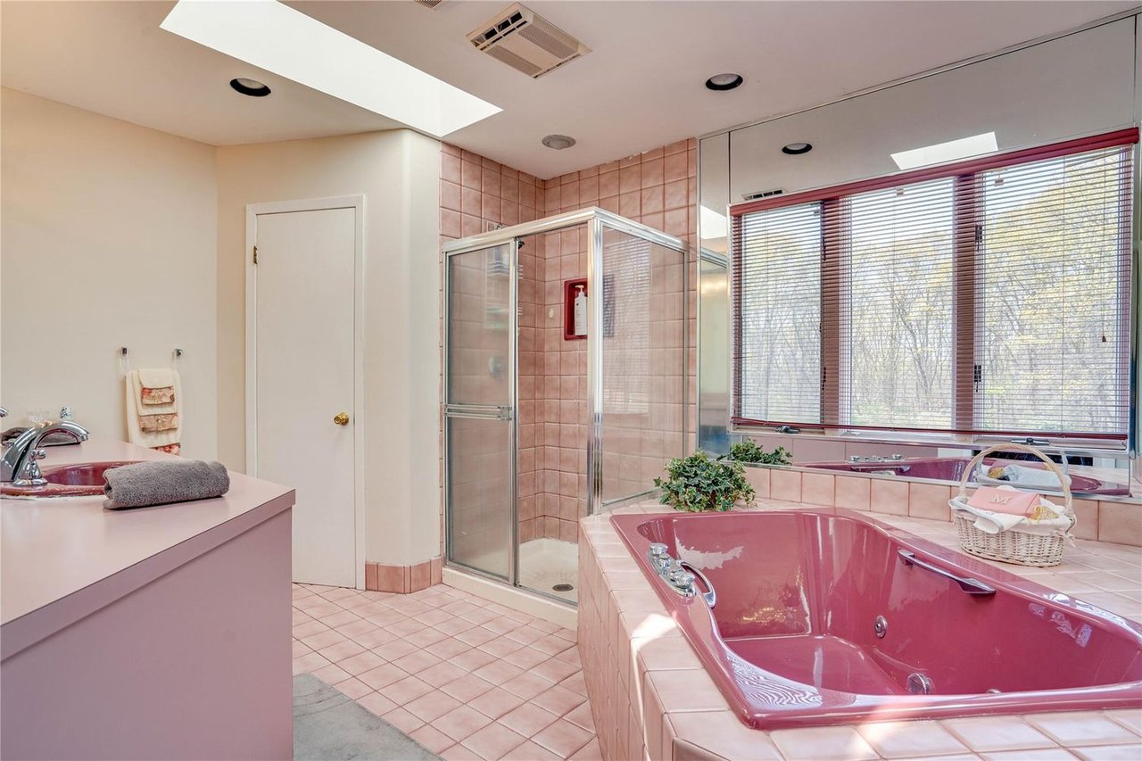 1 Stonehurst Ln