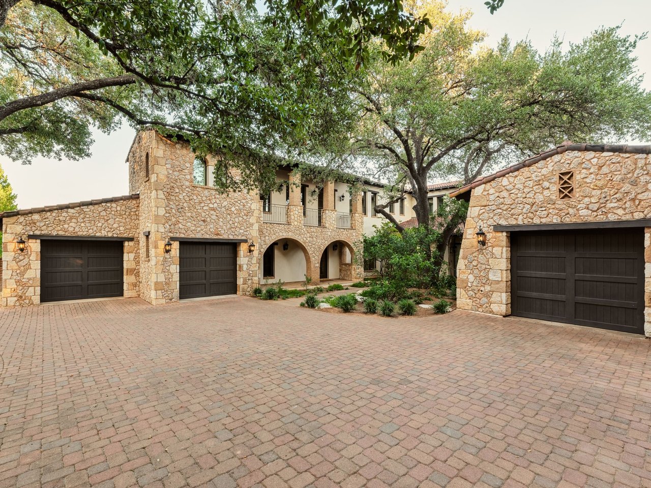 LAKESHORE HORIZON: WATERFRONT VILLA WITH LAKE & CITY VIEWS