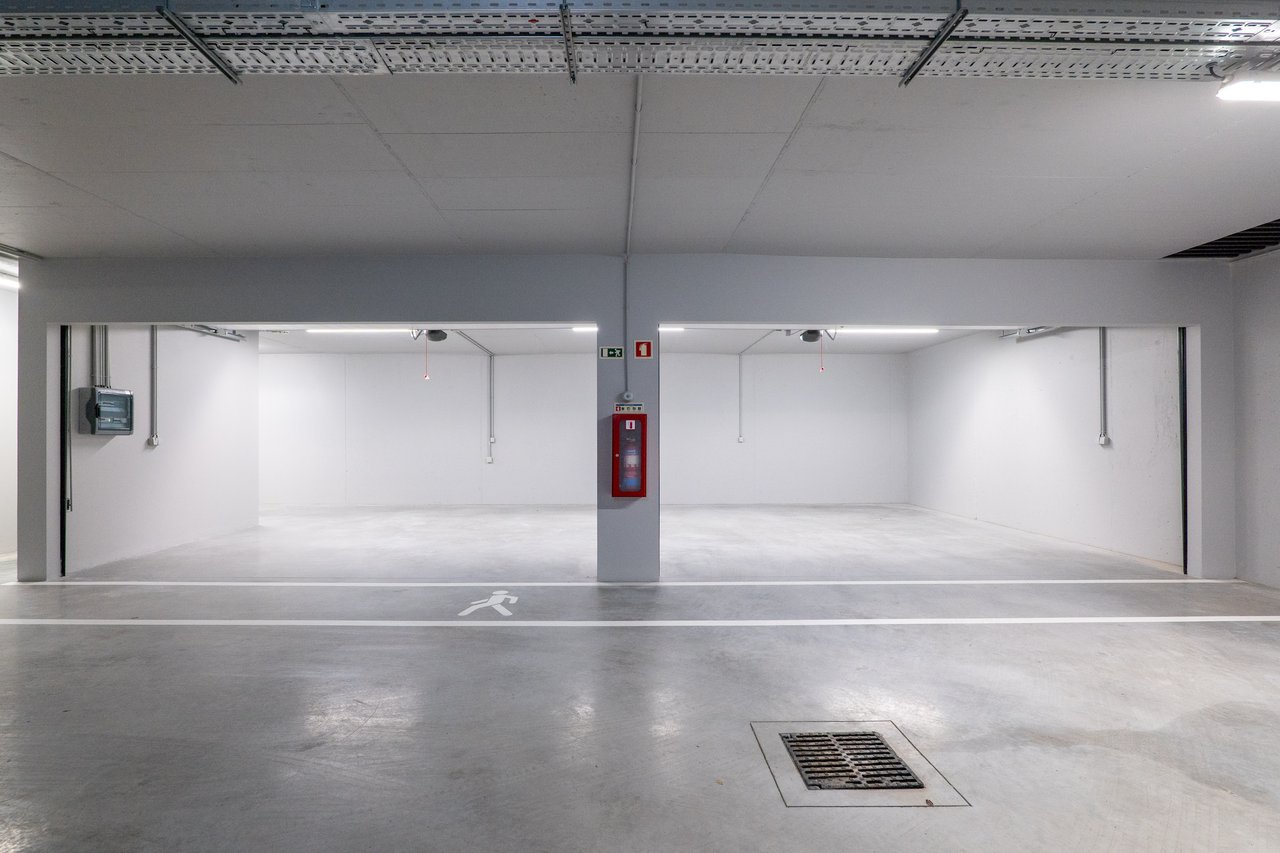 Luxurious 4-Bedroom Sea-View Apartment with Expansive Terrace and Parking in Vila Nova de Gaia