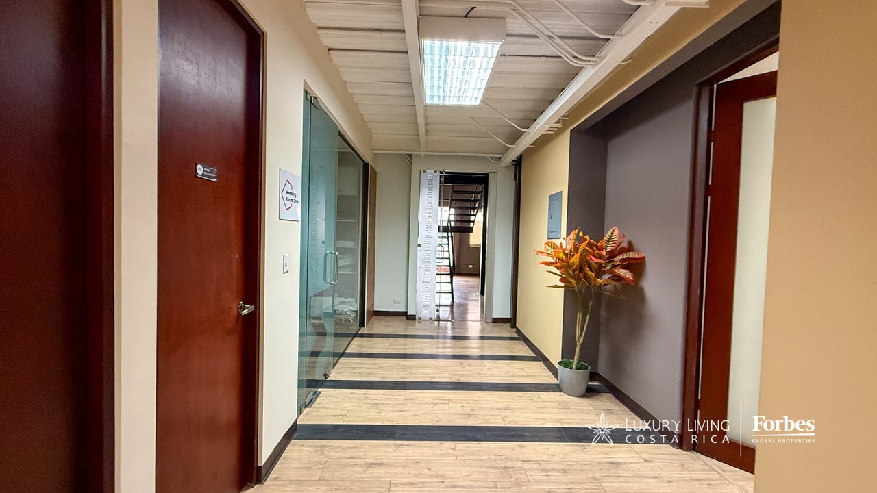 21581 - 3-Story Office/Warehouse with Easy Access to Route 27 in Guachipelin, Escazú