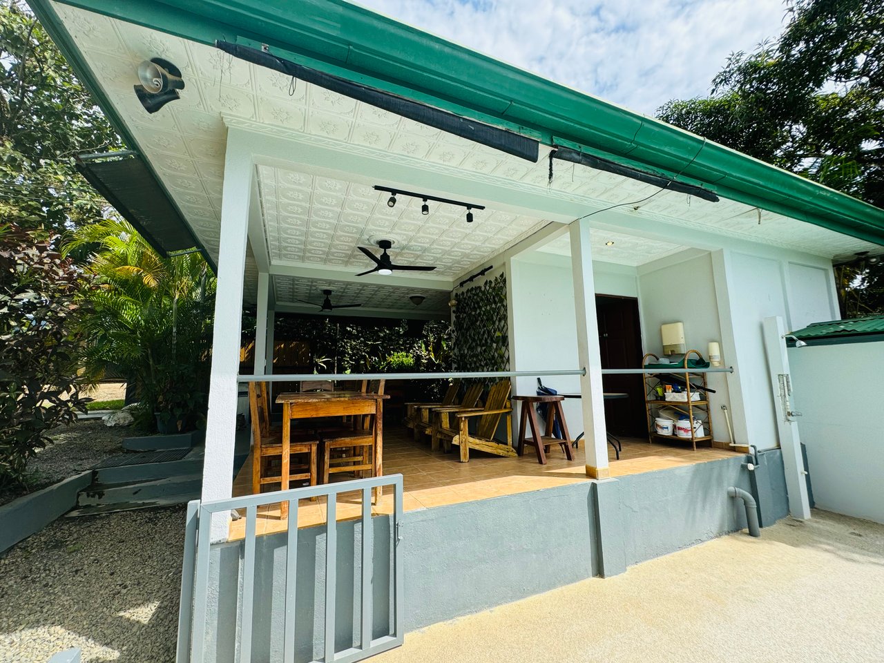 Downtown Uvita Commercial Room Rentals with Restaurant