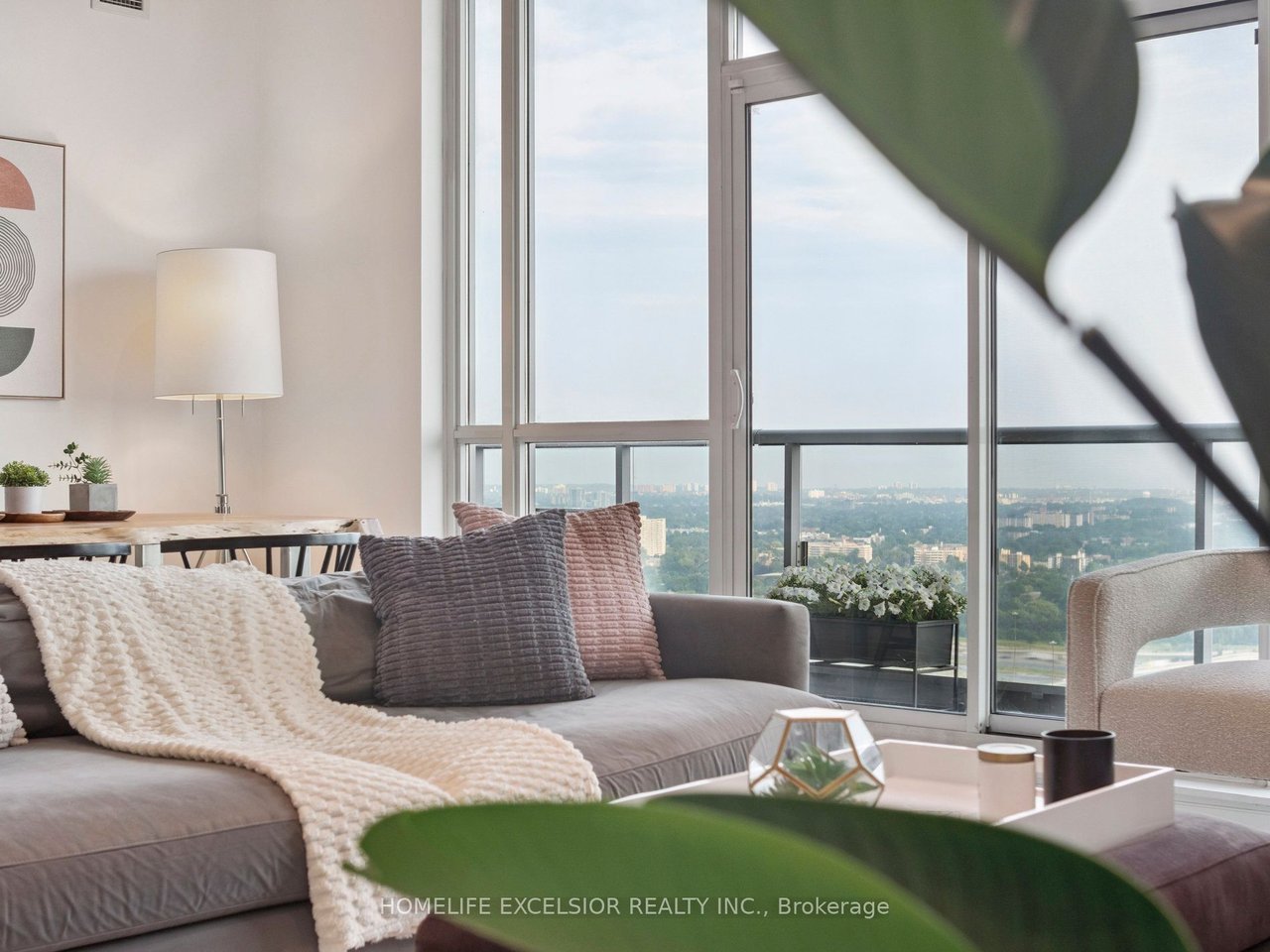 PENTHOUSE IN EMERALD CITY 