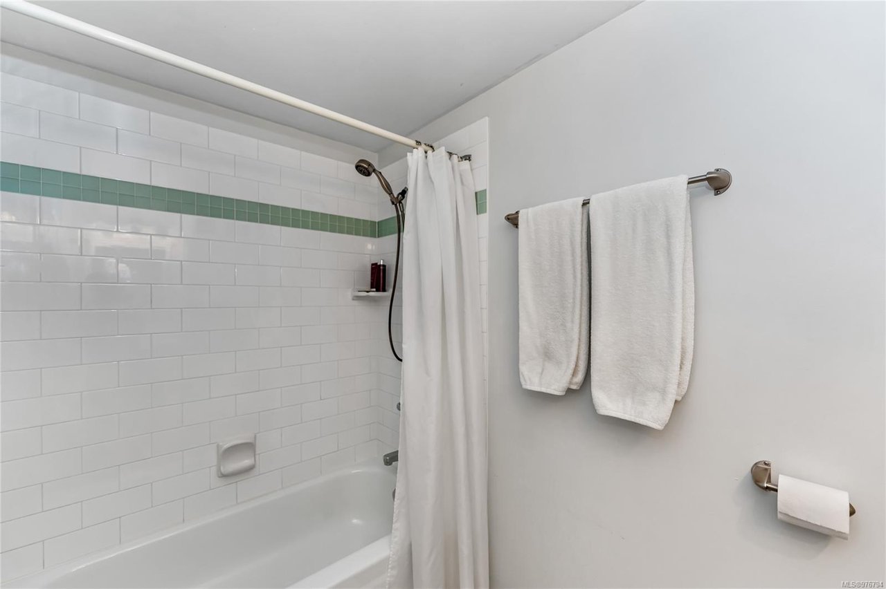 212-2520 Wark St