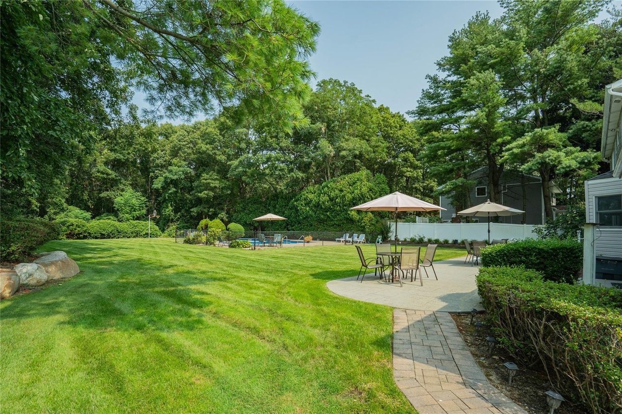 1 Stonehurst Ln