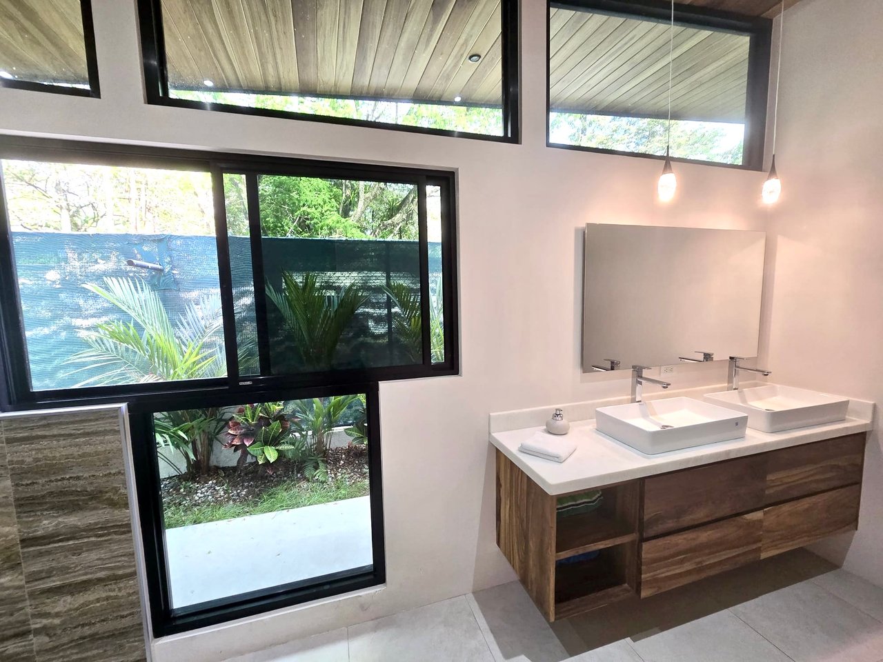 Tropical Modern Villa in Uvita – 3BR Retreat with Large Pool Near the Beach