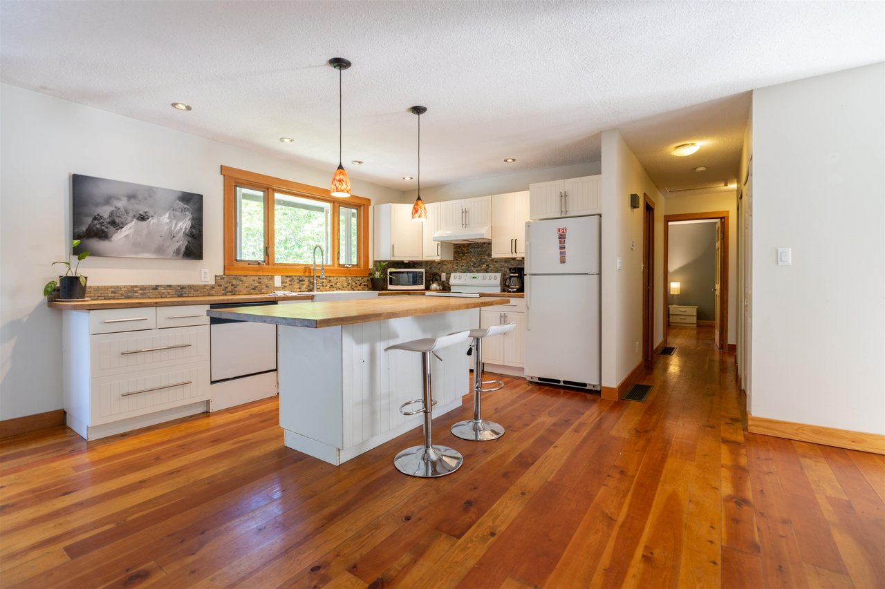 1124 Plateau Cres