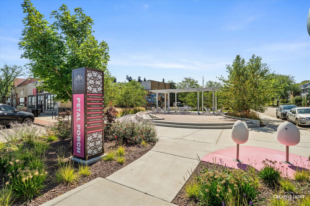 Inside an All-Brick Ranch Near Kemmerling Park in Roselle, IL