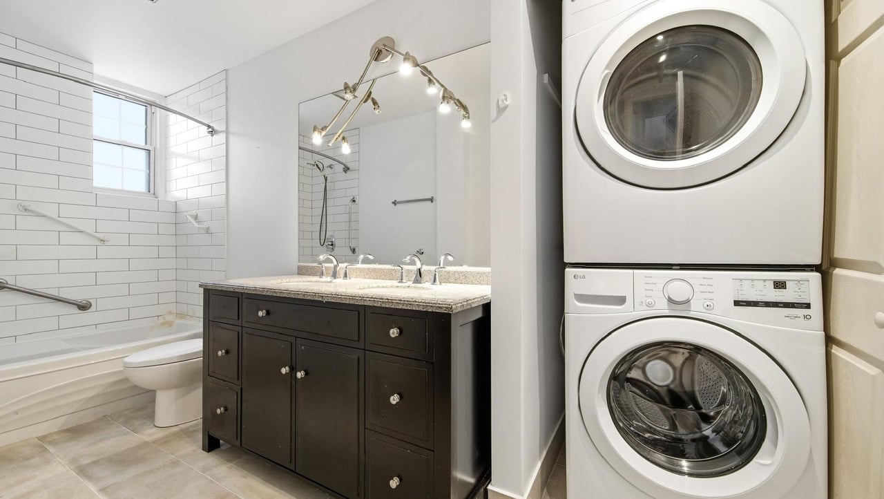 At the edge of Westmount | Corner unit with a view of Mount Royal