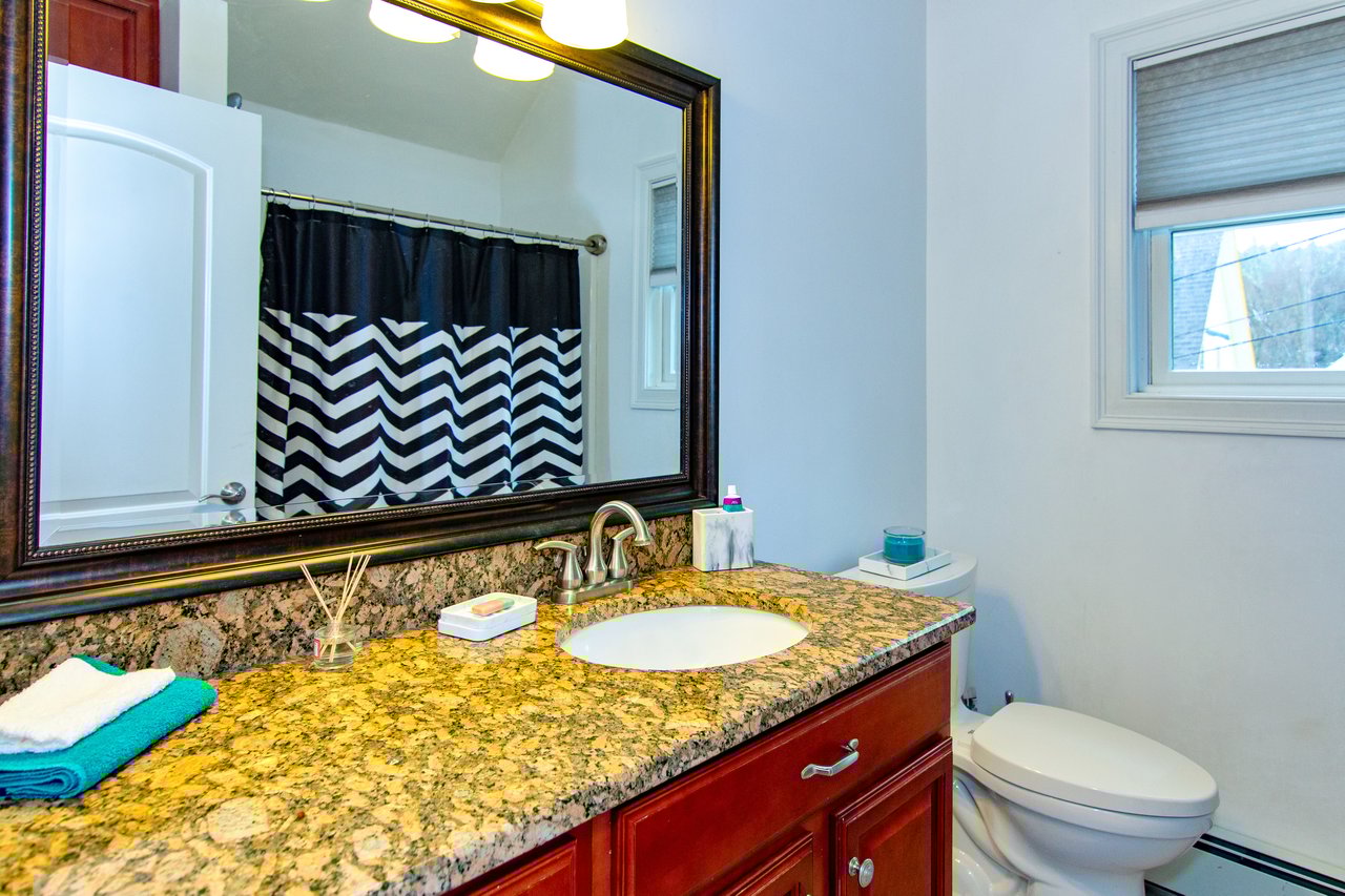 Pet Friendly, updated single family home for Ski Season