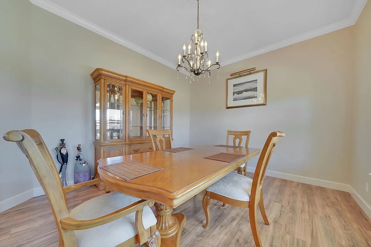 3221 Crestview Dr