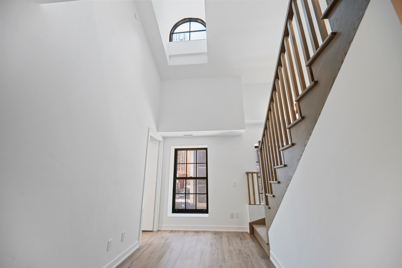 327 King Street W 307