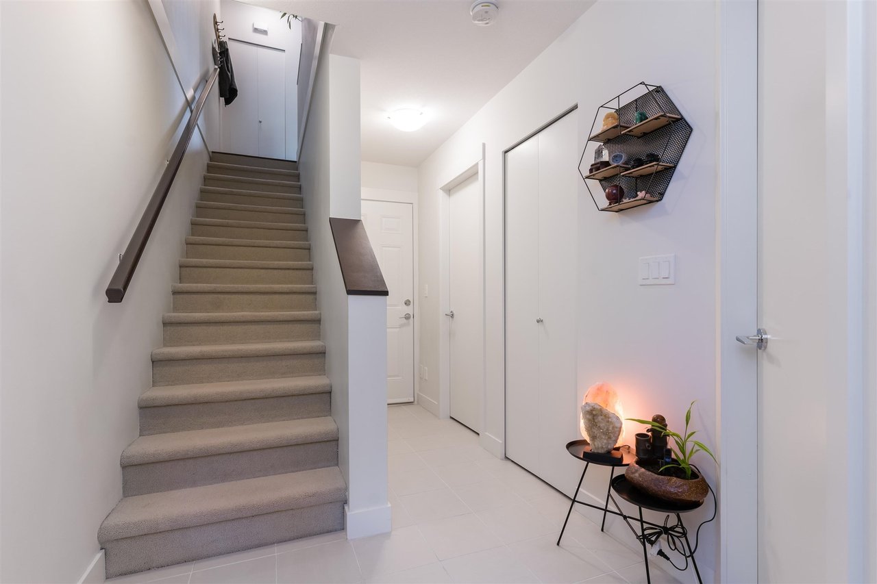 906-8485 New Haven Close
