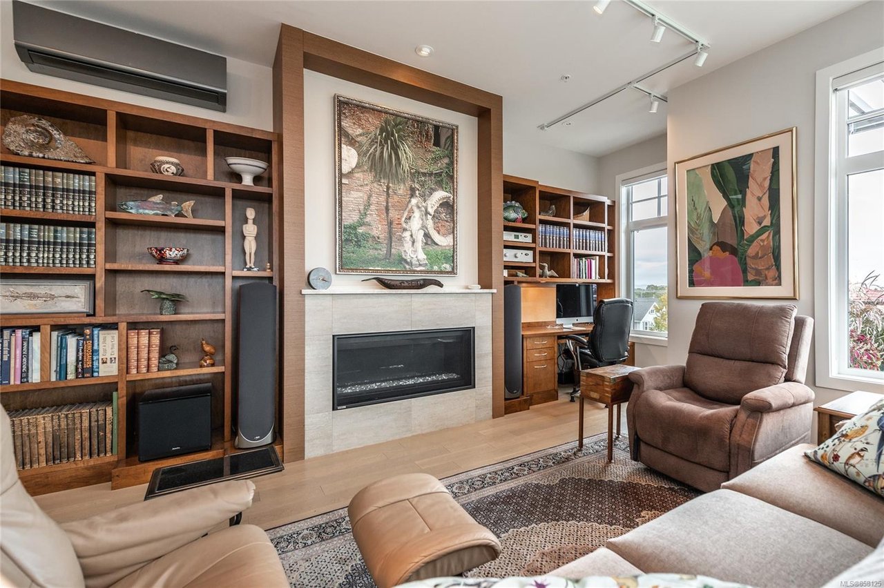 401-1765 Oak Bay Ave