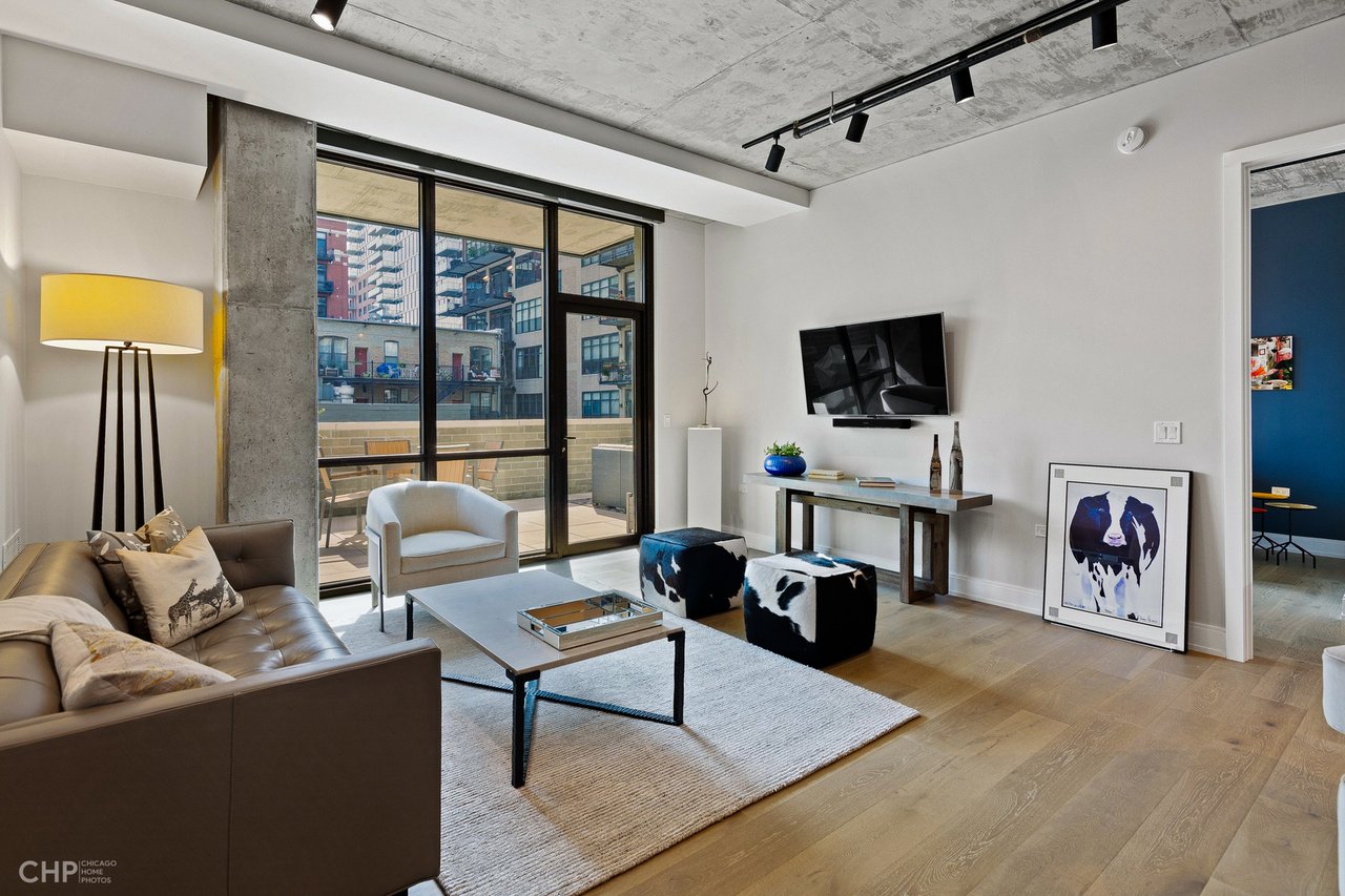 West Loop Luxury: 111 S Peoria St, #210