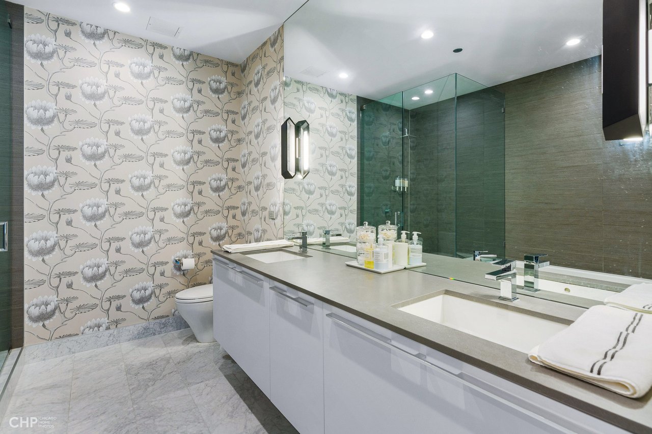 West Loop Luxury: 111 S Peoria St, #210