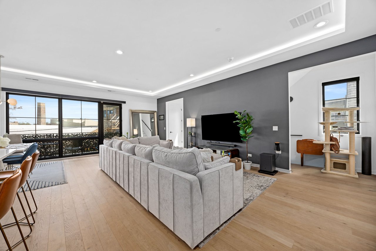 2633 N Emmett St Unit 2R