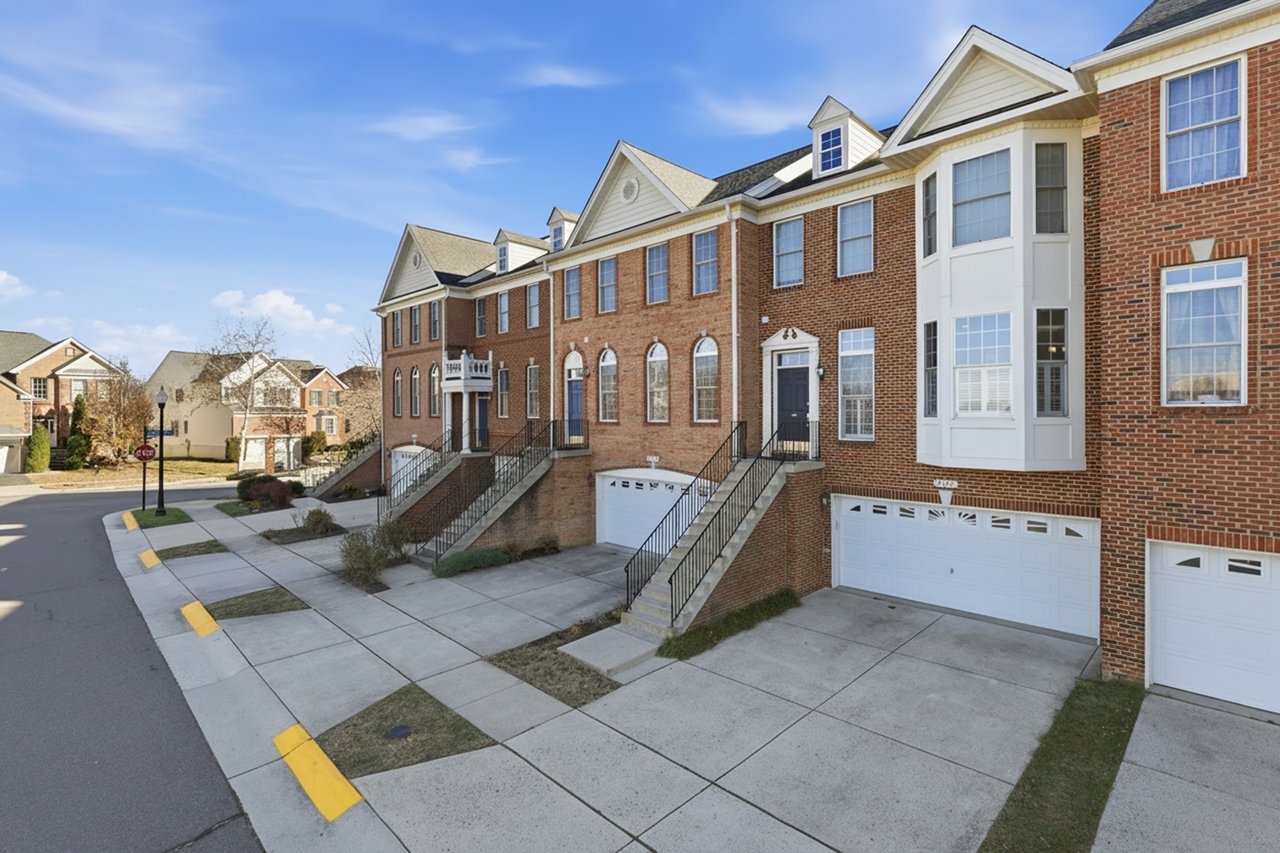42757 Gelding Sq, Chantilly, VA 20152	