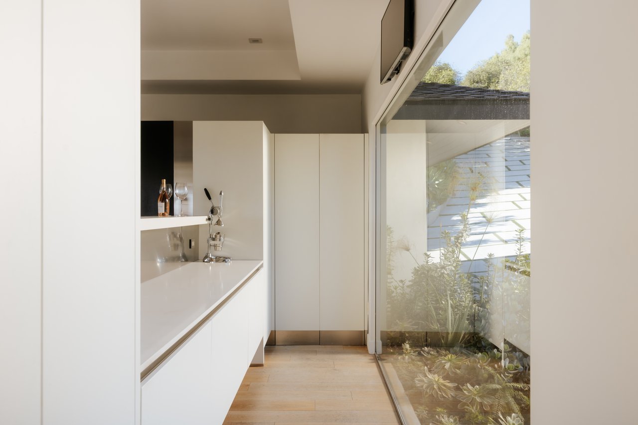 2402 Carman Crest Dr