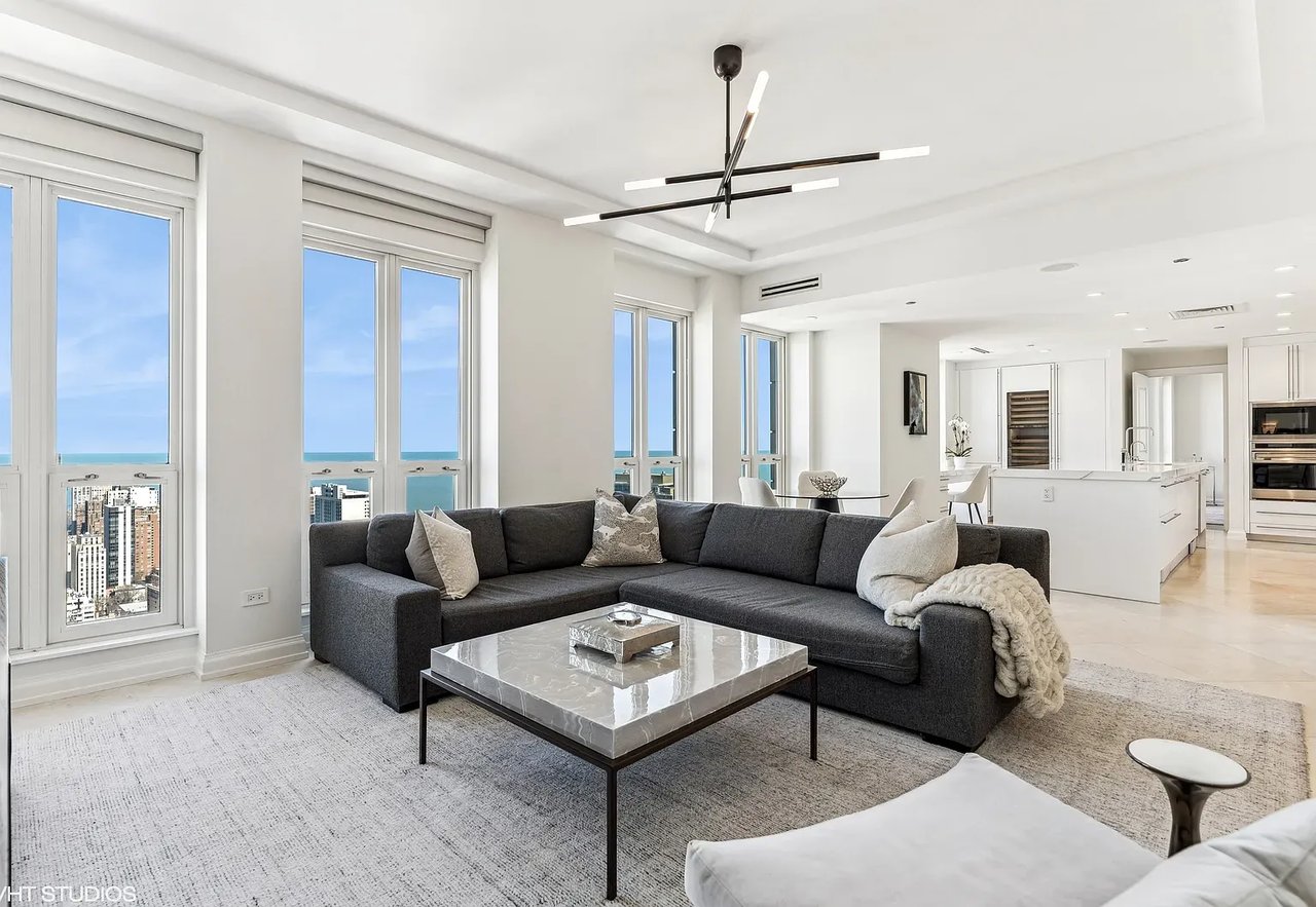 11 E Walton St APT 4202