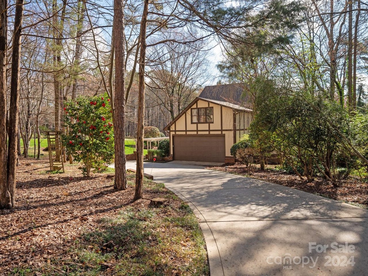 2324 Wedgewood Dr