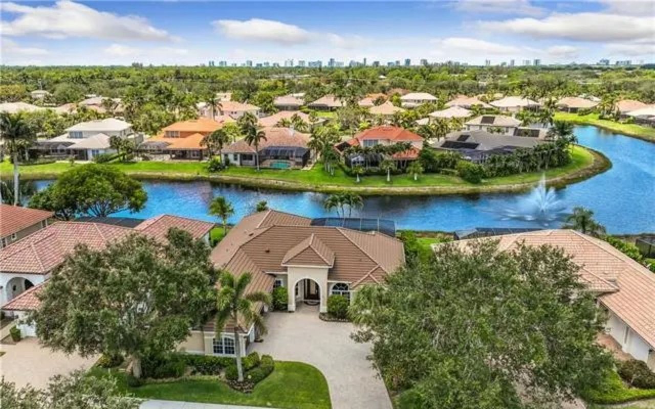 4979 Rustic Oaks Cir