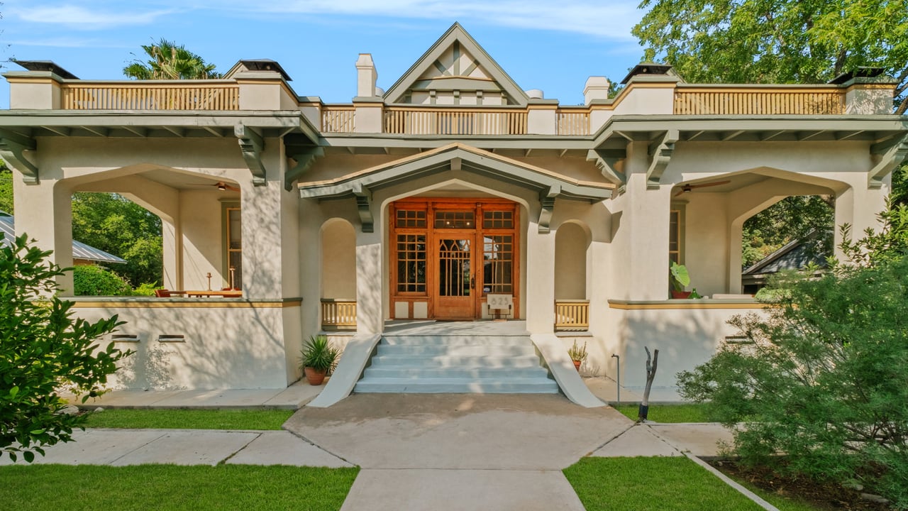 825 East Guenther Street