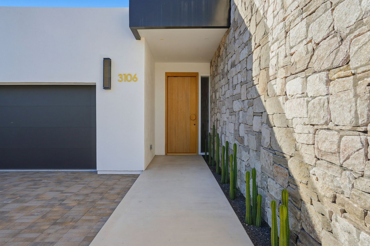 3106 N VALENCIA Lane