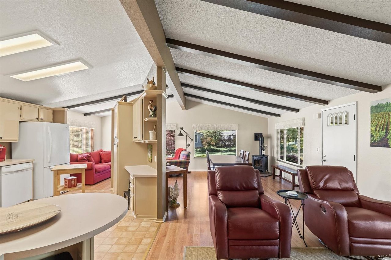 10 Los Robles Ct