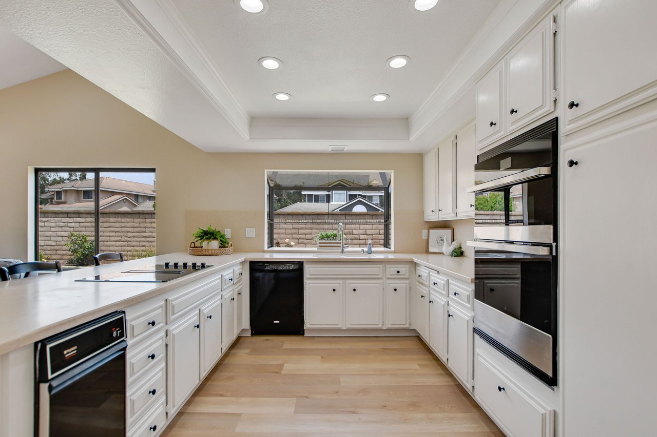 5697 Los Robles