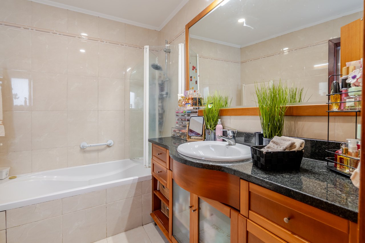Luxury Four-bedroom Villa in Porto