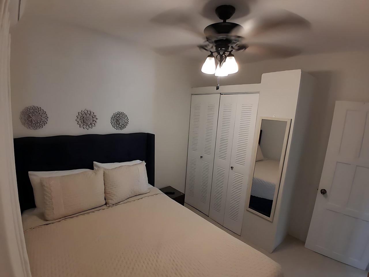 Suburban Comfort 2 bed 1 bath apartment