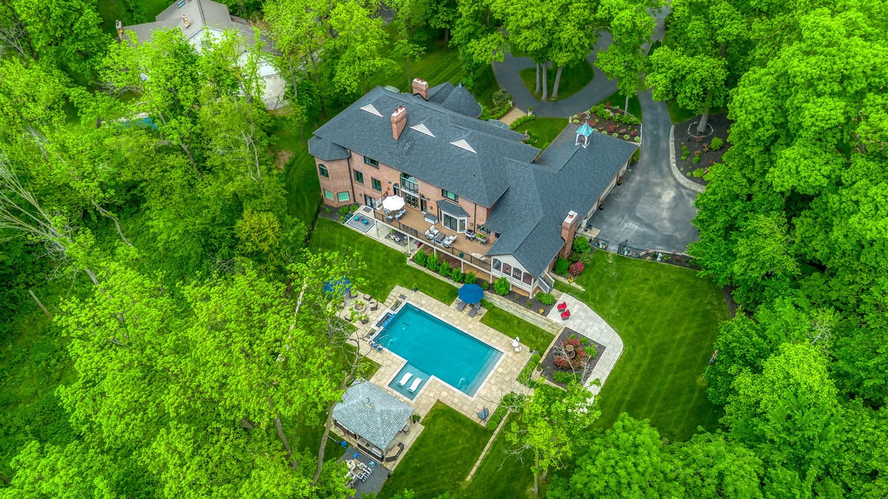 11 Lake Forest Court W