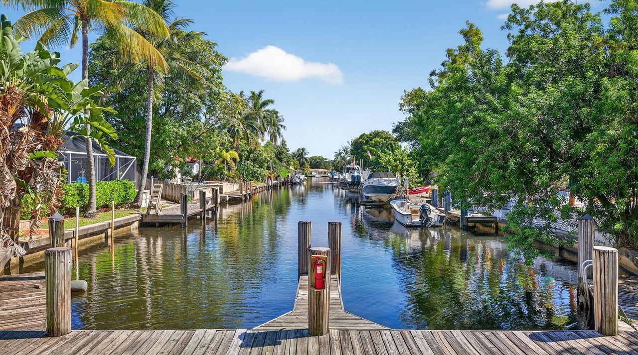 Canal-side dock at a Pompano Beach condo rental leased by Michael Miguel Gómez