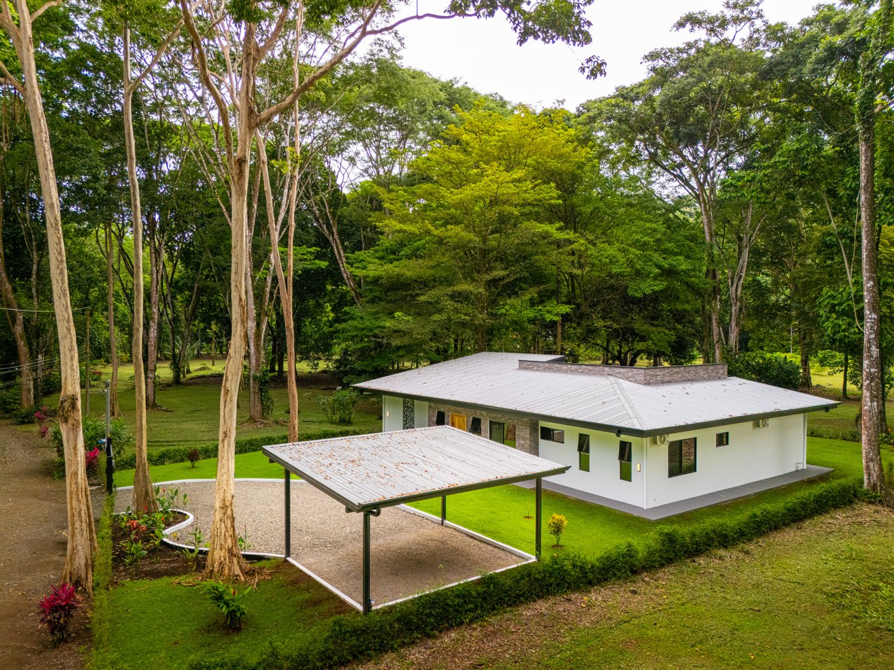 Tres Rios Waterfall House – Nature, Comfort & Elegance Combined, Brand New Construction with Warranty!