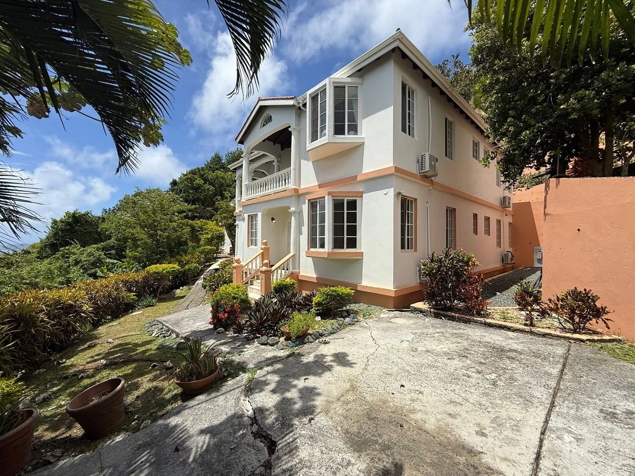 1084 Private Estate with Income