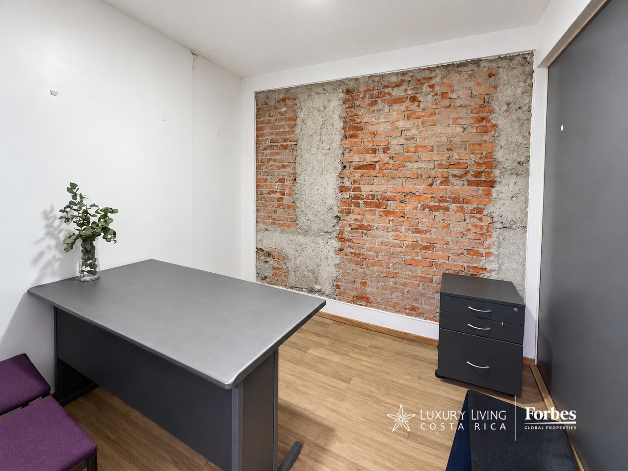 21574 - Sale of a building with an excellent location in Barrio Dent